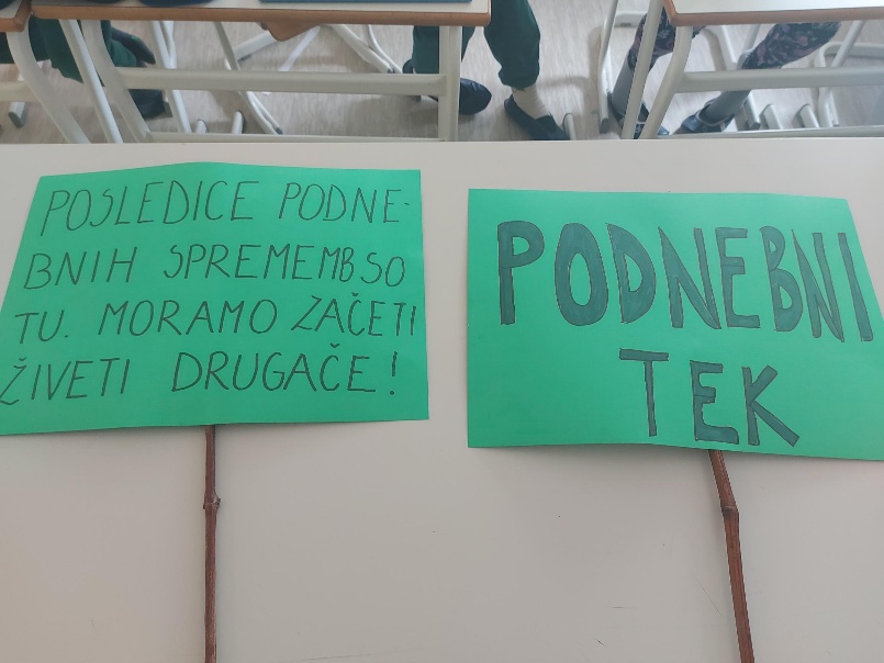 Slika s plakati